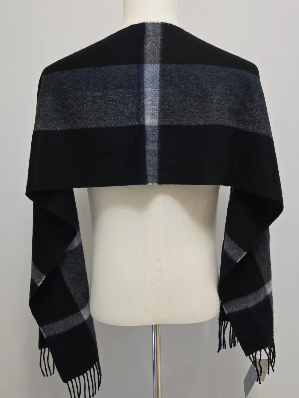 Hickey Freeman Plaid Cashmere and Wool Fringe Scarf Mens Black Gray Blue